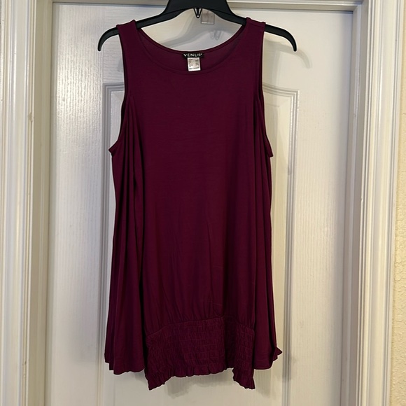 NWOT VENUS burgundy cold shoulder top size small - Picture 2 of 5